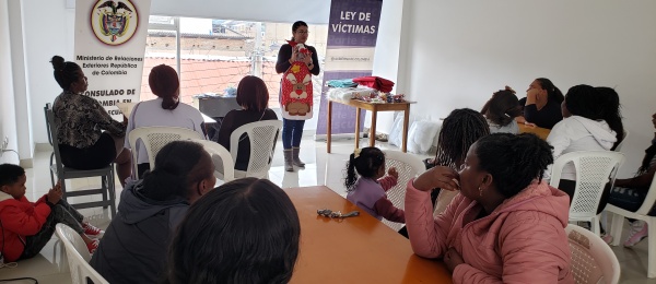 Consulado de Colombia en Tulcán organiza taller navideño para víctimas del conflicto armado